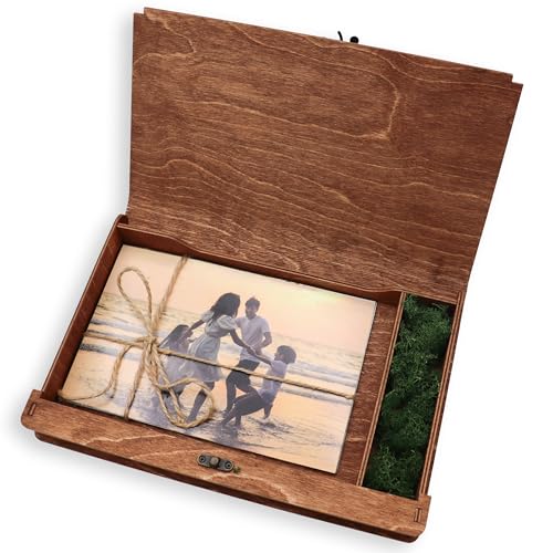 woodmanucom Foto Aufbewahrungsbox mit Deckel Gravur mit Moos, Holzkiste Fotokiste, Holzbox Geschenkbox, Box für Fotos, Holzschachtel Aufbewahrung, Fotoalbum Personalisiert (13x18, Teak) von woodmanucom