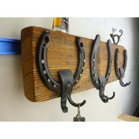 Garderobe Altholz Massiv Gerüstbrett Hufeisen Pferd Nachhaltig Unikat Garderobe Altholz Massiv Gerüstbrett Hufeisen Pferd Nachhaltig Unikat von woodreused