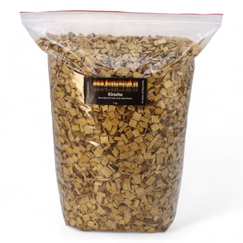 Räucherchips Kirsche 1000g (ca.4 Liter) für den Grill Kugelgrill und Smoker BBQ Woodchips Körnung (4-10mm) Naturholz aus PEFC-Forstwirtschaft - HACCP-Zertifiziert von www.Smokerholz24.de BBQ Plag
