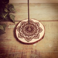 Räucherstäbchen-Halter Gelaserte Baumscheibe Holz R13 Räucherstäbchen-Halter Gelaserte Baumscheibe Holz R13 von wwwBastelholicde