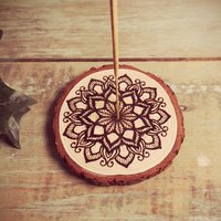 Räucherstäbchen-Halter Gelaserte Baumscheibe Holz R64 Räucherstäbchen-Halter Gelaserte Baumscheibe Holz R64 von wwwBastelholicde