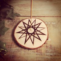 Räucherstäbchen-Halter Gelaserte Baumscheibe Holz R85 Räucherstäbchen-Halter Gelaserte Baumscheibe Holz R85 von wwwBastelholicde