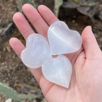 Kleine Selenit Herzen Poliert | Kristallherz Natürliche Witchy Dekor von xSPOOKYGIRLDESIGNSx