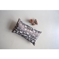 Braunes Hüftkissen Mit Schimmerndem Abstrakten Kieselstein-Muster von xxxRedStitcHxxx