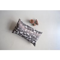 Braunes Hüftkissen Mit Schimmerndem Abstrakten Kieselstein-Muster Braunes Hüftkissen Mit Schimmerndem Abstrakten Kieselstein-Muster von xxxRedStitcHxxx