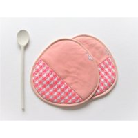 Handgemachte Topflappen Aus Rosa Baumwolle Moderne Colorblock Untersetzer | 2Er-Set Handgemachte Topflappen Aus Rosa Baumwolle Moderne Colorblock Untersetzer | 2Er-Set von xxxRedStitcHxxx
