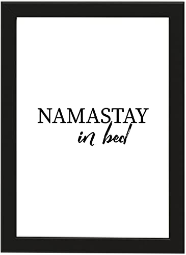 PICSonPAPER Poster DIN A4, Namastay in Bed, gerahmt mit schwarzem Bilderrahmen, Entspannung, Yoga, Poster mit Rahmen, Kunstdruck, Typographie von PICSonPAPER