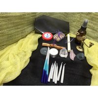 Sarg Kästchen Reiseset Ritual Kit Altar Accessoire Halloween Smudge Hexe Salbei Set Kerzen Kristalle Miniatur Kandelaber Messing Palo von yinyangapothecary