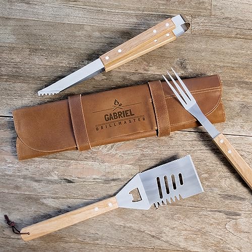 Grillbesteck mit Name personalisiert - Grillbesteck in Ledertasche mit Gravur, Grillgeschenke für Männer personalisiert und aus Edelstahl mit Holzgriff von your surprise