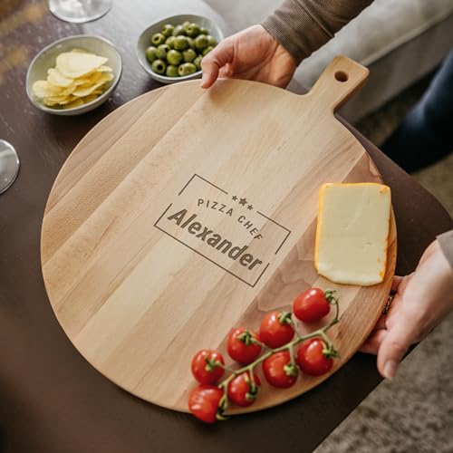 your surprise Pizzabrett mit Namen personalisiert, rundes Pizzabrett aus Holz - Pizzateller aus Buche graviert und mit Griff - Geschenk für Pizzaliebhaber von your surprise