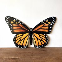 Handgemachter Hölzerner Monarchfalter Druck | Wandkunst Cottage Core Und Boho Dekor Wandbehang von ystreetstudio