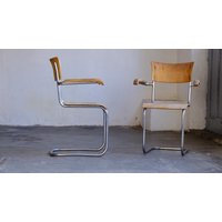 1 Von 2 Bauhaus Freischwinger Armlehnstühlen, Modell S 43 F von zeitflair