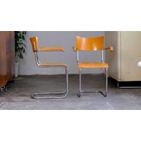 Set Aus Zwei Bauhaus Freischwinger Armlehnstühlen S 43F in Hellbraun Set Aus Zwei Bauhaus Freischwinger Armlehnstühlen S 43F in Hellbraun von zeitflair