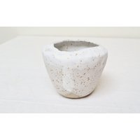 Wunderschöne Handgefertigte Vase Aus Gesprenkeltem Ton Und Weißer Matter Glasur von ziniceramics