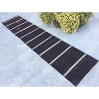 Vintage Kelim Teppich Läufer Handgewebte Bio-Wolle, Schwarz Gestreift Vintage Kelim Teppich Läufer Handgewebte Bio-Wolle, Schwarz Gestreift von zkrugs