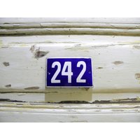 Hausnummern-Schild Aus Porzellan Vintage Emaille-Türschild 242 Hausnummern-Schild Aus Porzellan Vintage Emaille-Türschild 242 von zografa