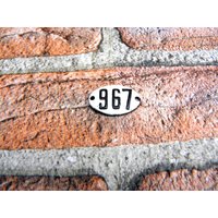 Vintage Emaille Nummer 967 Weiße Und Schwarze Adressplakette Vintage Emaille Nummer 967 Weiße Und Schwarze Adressplakette von zografa