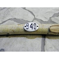 Vintage Emaille Nummer Schild 940 - Weiße Und Schwarze Oval Adressplakette Vintage Emaille Nummer Schild 940 - Weiße Und Schwarze Oval Adressplakette von zografa