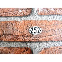 Vintage Emaille Nummernschild 252 Kleines Ovales Adressschild Vintage Emaille Nummernschild 252 Kleines Ovales Adressschild von zografa