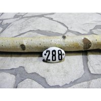 Vintage Emaille Nummernschild 288 Kleines Ovales Adressschild Vintage Emaille Nummernschild 288 Kleines Ovales Adressschild von zografa