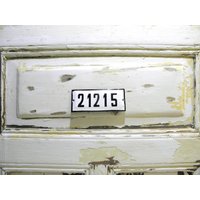 Vintage Emaille Porzellan Hausnummer 21215 Schwarz Weißes Straßenschild Vintage Emaille Porzellan Hausnummer 21215 Schwarz Weißes Straßenschild von zografa