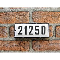 Vintage Emaille Porzellan Hausnummer 21250 Weiß & Schwarz Straßenschild Vintage Emaille Porzellan Hausnummer 21250 Weiß & Schwarz Straßenschild von zografa