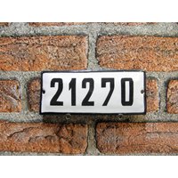 Vintage Emaille Porzellan Hausnummer 21270 - Weiß & Schwarz Straßenschild Vintage Emaille Porzellan Hausnummer 21270 - Weiß & Schwarz Straßenschild von zografa