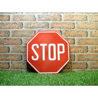 Vintage Emaille Stoppt Schild Rotes & Weißes Straßenschild, Mannhöhlendekor Vintage Emaille Stoppt Schild Rotes & Weißes Straßenschild, Mannhöhlendekor von zografa