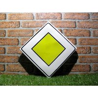 Vintage Emaille Verkehrsschild Gelbe Diamant Schule Lehrmittel Vintage Emaille Verkehrsschild Gelbe Diamant Schule Lehrmittel von zografa