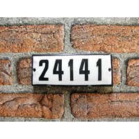 Vintage Emaliertes Porzellan Hausnummer Schild 24141 Vintage Emaliertes Porzellan Hausnummer Schild 24141 von zografa