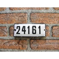 Vintage Emaliertes Porzellan Hausnummer Schild 24161 Vintage Emaliertes Porzellan Hausnummer Schild 24161 von zografa