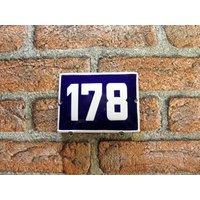 Vintage Hausnummer 178 Blaues & Weißes Metall Türschild Vintage Hausnummer 178 Blaues & Weißes Metall Türschild von zografa