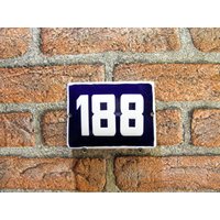 Vintage Hausnummer 188 Aus Emaille Blaues Und Weißes Türschild Metall Vintage Hausnummer 188 Aus Emaille Blaues Und Weißes Türschild Metall von zografa