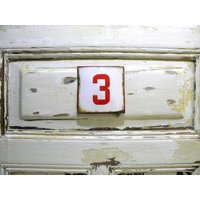 Vintage Hausnummer 3 Rot Weißes Adressschild Vintage Hausnummer 3 Rot Weißes Adressschild von zografa