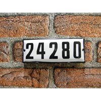 Vintage Hausnummer Emaille Schild Weißes & Schwarzes Porzellan 24280 Vintage Hausnummer Emaille Schild Weißes & Schwarzes Porzellan 24280 von zografa