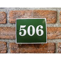 Vintage Hausnummernschild Aus Emaille 506 Grün-Weißes Metallschild Vintage Hausnummernschild Aus Emaille 506 Grün-Weißes Metallschild von zografa