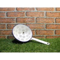 Vintage Küchensieb Aus Emaille in Weiß Vintage Küchensieb Aus Emaille in Weiß von zografa