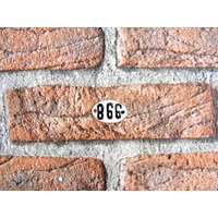 Vintage Oval Nummernschild Aus Emaille in Weiß Und Schwarz Vintage Oval Nummernschild Aus Emaille in Weiß Und Schwarz von zografa