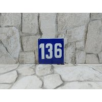 Vintage Schild Hausnummer 136, Blau-Weiß Emaille Metallschild, Türnummer, Straßenschild Emailliertes Porzellan, Garagentürnummer von zografa