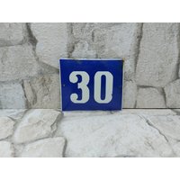 Vintage Schild Hausnummer 30, Blau-Weiß Emaille Metallschild, Türnummer, Straßenschild Emailliertes Porzellan, Garagentürnummer von zografa