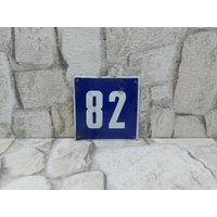 Vintage Schild Hausnummer 82, Blau Weiß Emaille Metallschild, Türnummer, Straßenschild Emailliertes Porzellan, Garagentürnummer von zografa