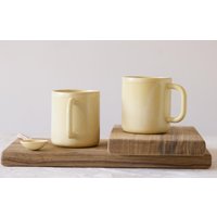 Gelb Glasierte Keramiktasse, Set Aus Zwei Geraden Tassen, Kaffeetasse Mit Griff, Küchengetränk Geschenk, Boho Steinzeug Geschenk von zoharshaham