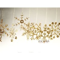 Goldene Gehäkelte Schneeflocken, Funkelnde Weihnachtsornamente, 6Er-Set Goldene Gehäkelte Schneeflocken, Funkelnde Weihnachtsornamente, 6Er-Set von zolayka