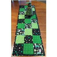 Glücklicher Hund Gesteppter St. Patrick's Day Tischläufer - Topf Voll Gold Bereit Und Kostenloser Versand von zzMiniQuilts